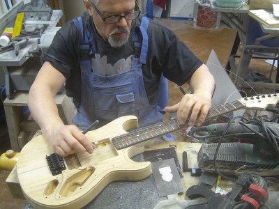 068_Checking_neck_for_fret_buzz.jpg