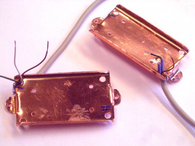 I cut the base plates of 0.6 mm copper sheet. I get the sheet cheap from a local sheet metal workshop and I generally use it for electronics assemblies. The base plates are equipped with 4-conductor wire that allows a coil split option.