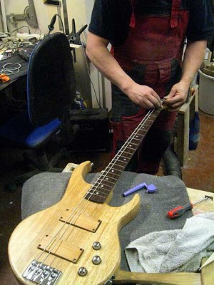 27-Stringing-the-bass.jpg