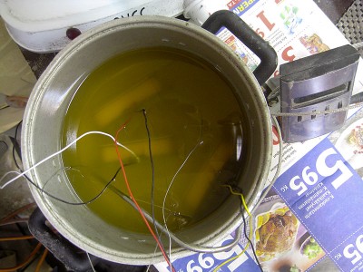 Potting the pickups in molten wax, a mixture of paraffin (80%) and beeswax (20%). The wax kettle is in a larger kettle filled with water to melt the wax evenly and to prevent overheating. I try to keep the temperature around 66°C and pot the pickups for some 20 minutes.