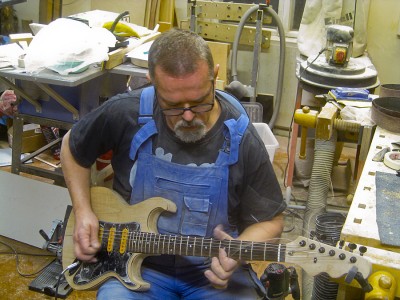 Here I'm trying the temporarily assembled guitar out. A combination of a reflective yellow body, black pickguard &amp; binding and yellow pickups &amp; knobs should look cool enough.