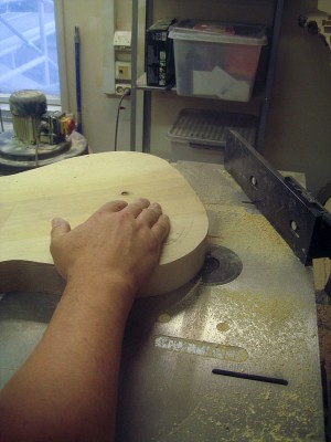 I used the table router to round off the body edges. First the frontside...